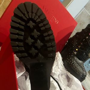 Ankle boots
Leather
Studded
Stacked heel
Round toe
Lace-up front
Made in Italy